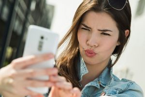 Can Selfie Hamper Your Skin